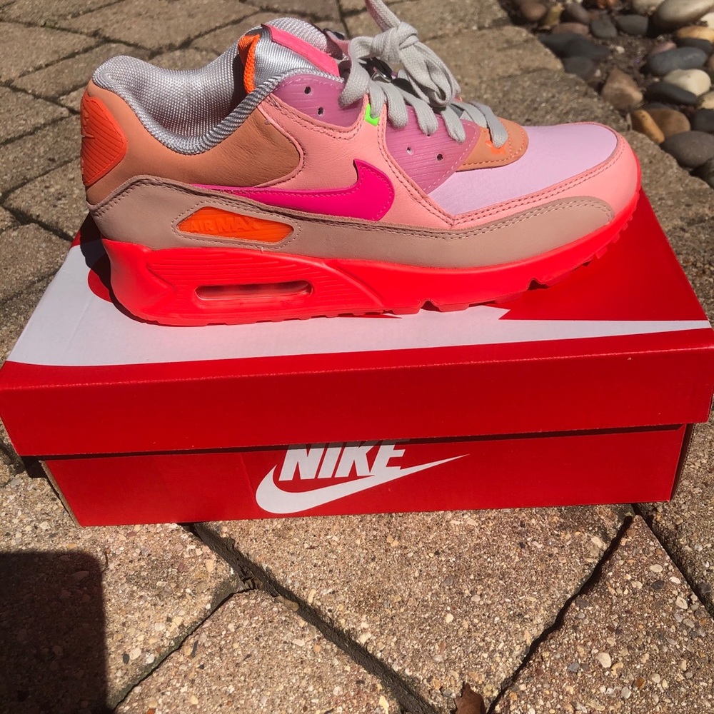 - Nike air max’s 90 platinum crimson